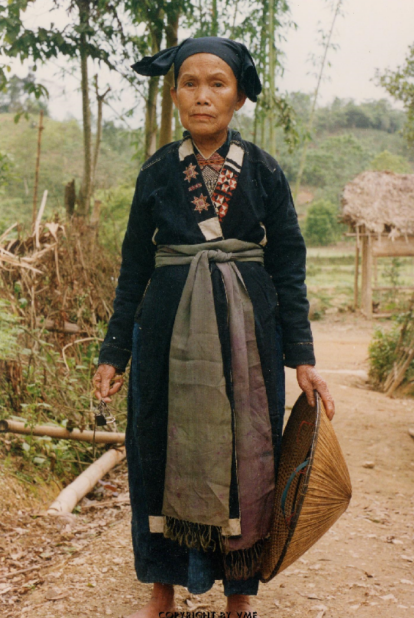 PHỤ NỮ SÁN CHỈ TRONG TRANG PHỤC TRUYỀN THỐNG (dân tộc Sán Chay, huyện Đồng Hỷ, tỉnh Thái Nguyên, năm 1996)