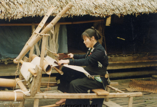 PHỤ NỮ SÁN CHỈ ĐANG DỆT VẢI 
(dân tộc Sán Chay, huyện Định Hóa, tỉnh Thái Nguyên, năm 1998)