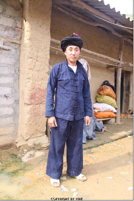 ĐÀN ÔNG LÔ LÔ TRONG TRANG PHỤC TRUYỀN THỐNG (Đồng Văn, Hà Giang, 2011)