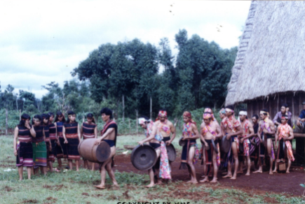 Diễn tấu cồng, chiêng trước nhà rông mừng khách tới làng (Đắk Đoa, Gia Lai, 2001)