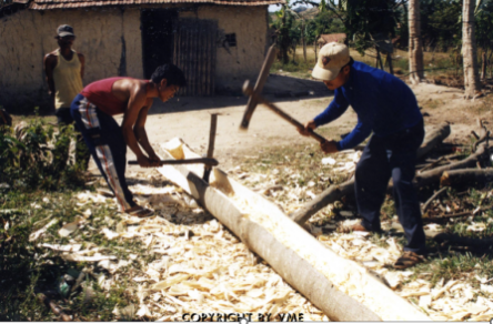 Dùng rìu làm máng nước (Đăk Hà, Kon Tum, 2001)
