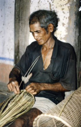 Đan dụng cụ bắt cá, tôm (Thành phố Kon Tum, Kon Tum, 2001)