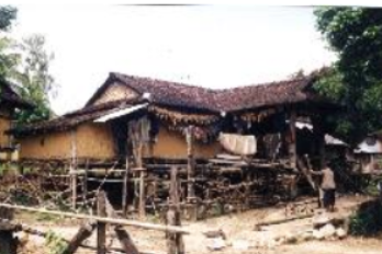 Nhà sàn truyền thống của người Ba-na (Thành phố Kon Tum, Kon Tum, 2001)