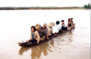 Thuyền độc mộc - phương tiện vận chuyển qua sông Đắc Bla của người Ba-na (Thành phố Kon Tum, Kon Tum, 2001)