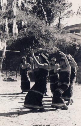 Múa mừng cơm mới (Đăk Glei, Kon Tum, 1997). Ảnh: Trần Tấn Vịnh