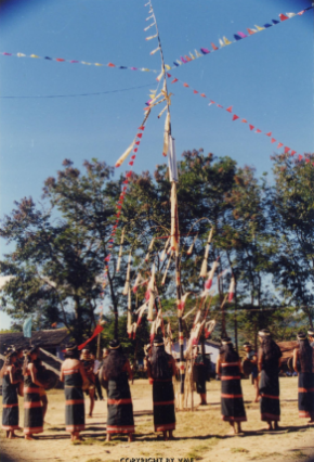 Múa chiêng trong lễ hội truyền thống ở Đăk Kroong (Đăk Glei, Kon Tum, 1997). Ảnh: Trần Tấn Vịnh