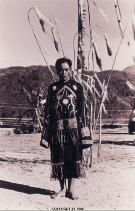 Thầy cúng Gié - Triêng (Đăk Glei, Kon Tum, 1997). Ảnh: Trần Tấn Vịnh