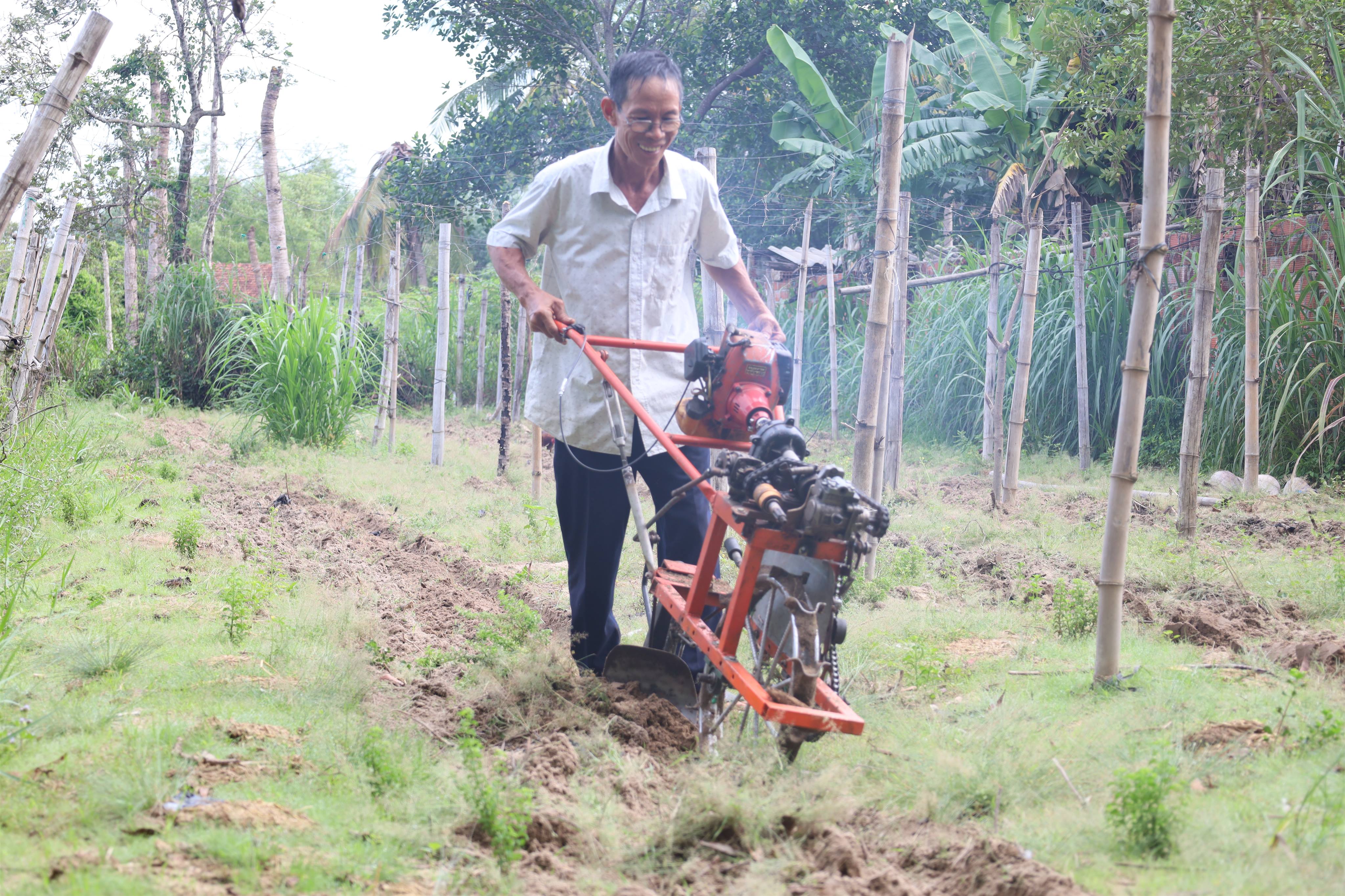 Lão nông sáng chế máy cày mini, giải phóng sức lao động