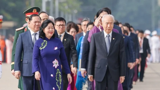 Đoàn đại biểu dự Đại hội MTTQ Việt Nam lần thứ XI vào Lăng viếng Chủ tịch Hồ Chí Minh 