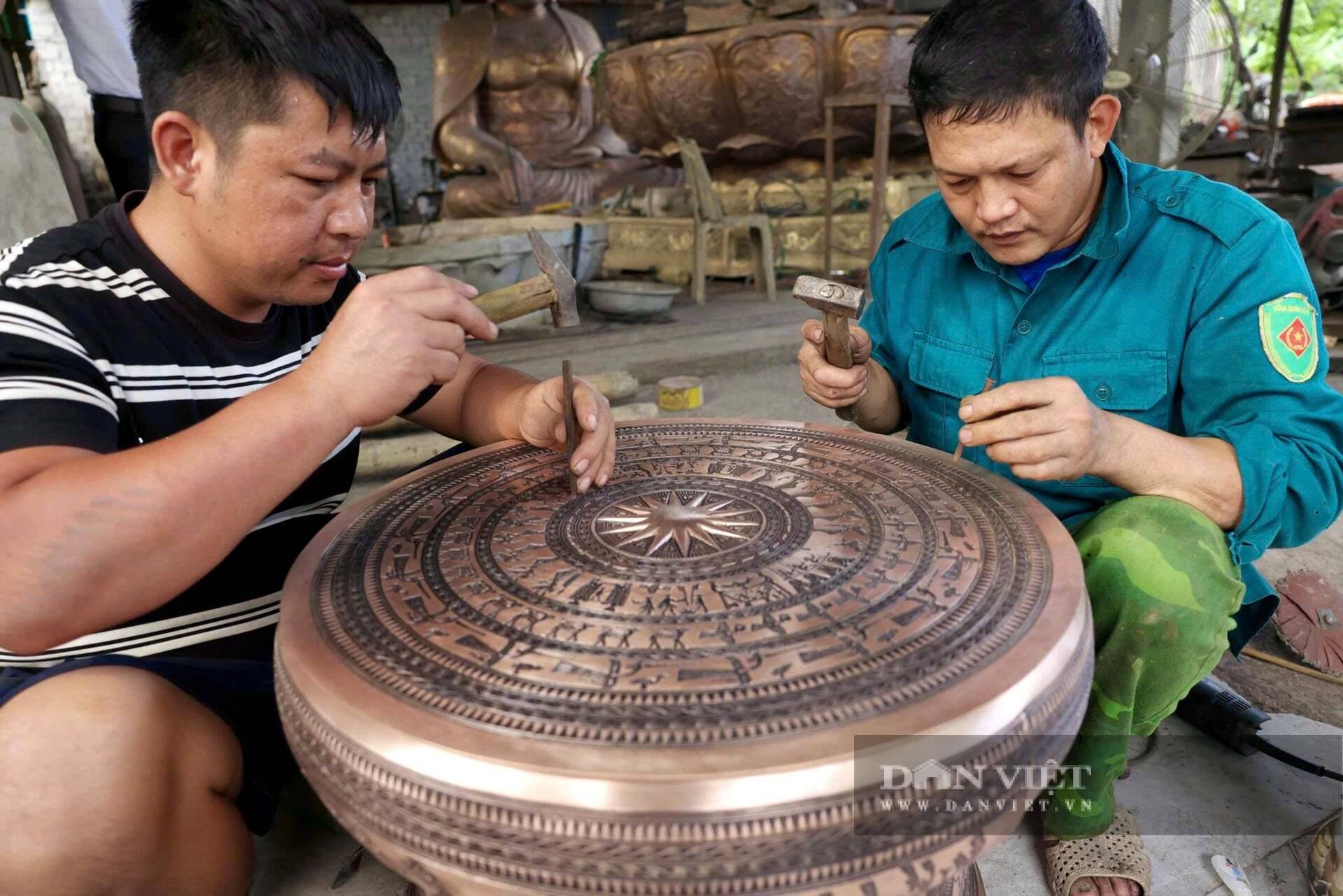 Truyền nhân đúc đồng Trà Đông ở Thanh Hóa có cuộc đổi mới táo bạo gì khiến cả làng phục lăn? 