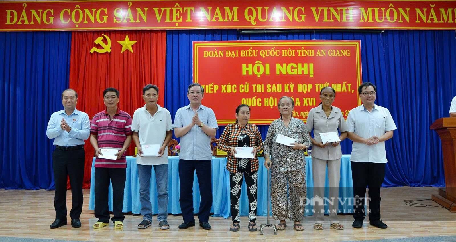 Chủ tịch Trung ương Hội Nông dân Việt Nam Lương Quốc Đoàn tiếp xúc cử tri tại xã Phú Tân, tỉnh An Giang 