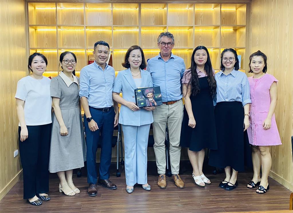 Phó Chủ tịch Hội Nông dân Việt Nam Bùi Thị Thơm làm việc với Công ty TNHH Tư vấn Đất, Nước và Nông nghiệp Hà Lan, tổ chức thành viên của mạng lưới các đối tác Hà Lan
