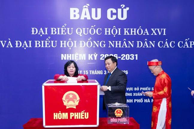 Chủ tịch Ủy ban Trung ương Mặt trận Tổ quốc Việt Nam Bùi Thị Minh Hoài cùng cử tri đi bầu cử