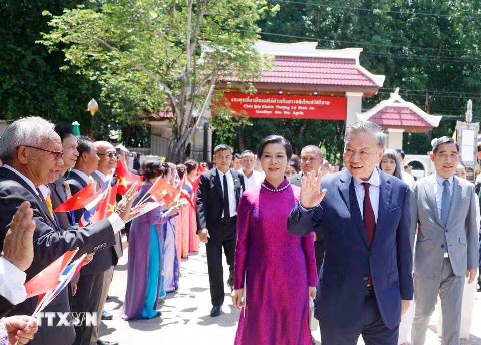 Tổng Bí thư, Chủ tịch nước và Phu nhân thăm Khu di tích Chủ tịch Hồ Chí Minh ở Udon Thani