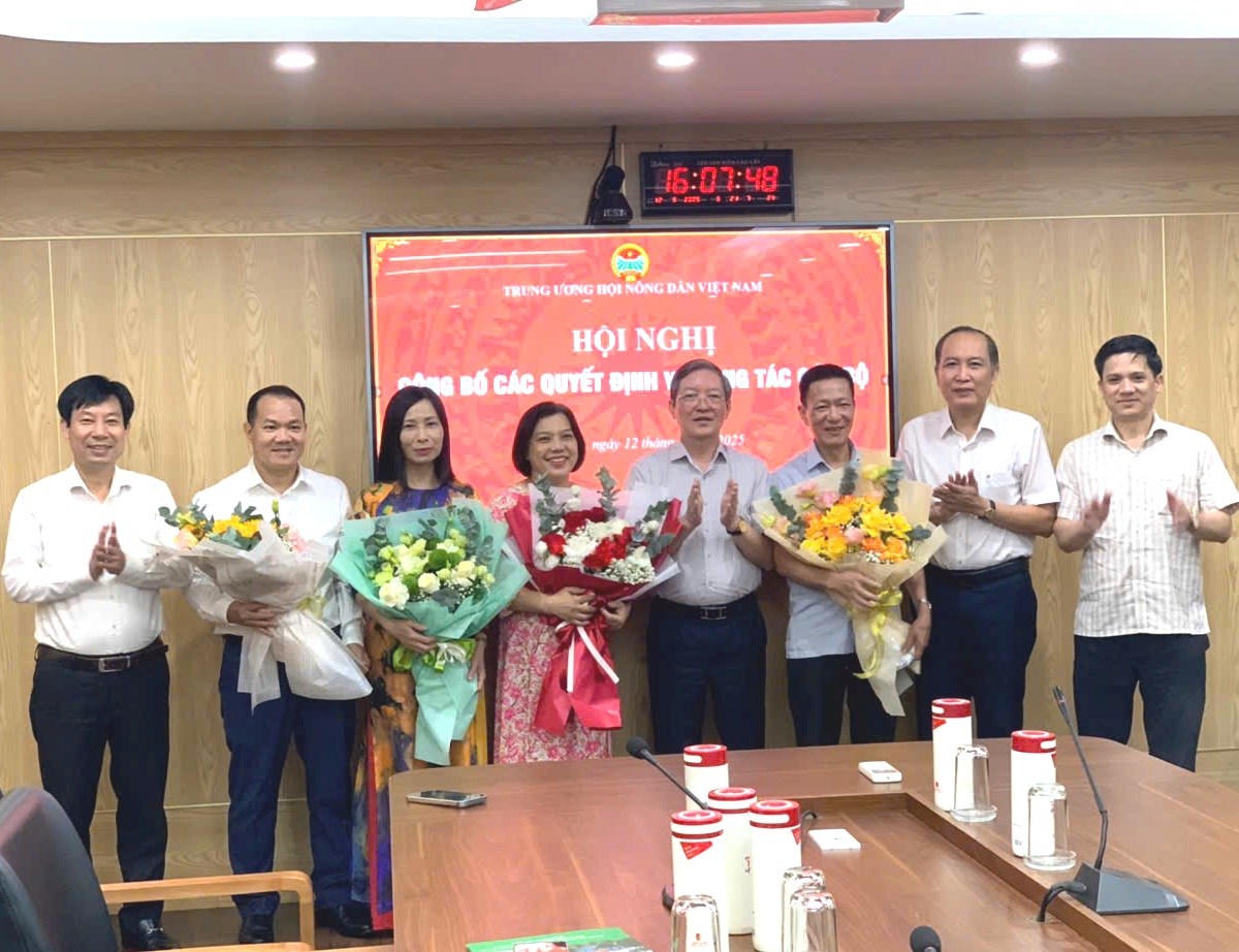 Trung ương Hội Nông dân Việt Nam trao quyết định nghỉ hưu theo Nghị định 178 cho 6 cán bộ