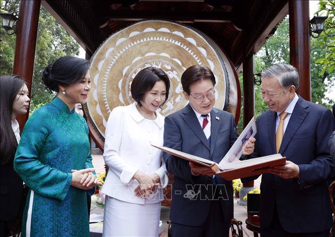 Tổng thống Hàn Quốc chiêm ngưỡng "linh khí ngàn năm, chiều sâu văn hiến" tại Hoàng thành Thăng Long 