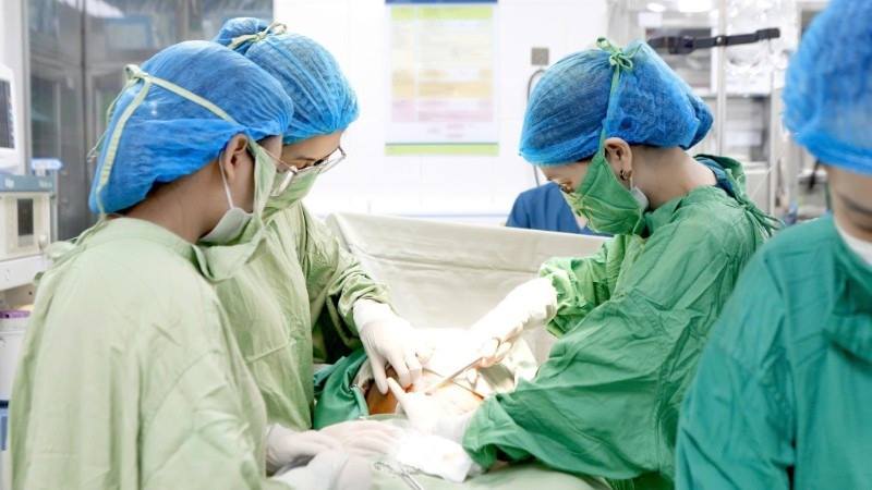 Hai thiên thần nhỏ chào đời nhờ can thiệp bào thai kịp thời