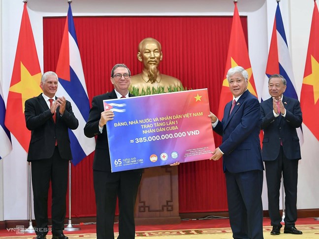 Việt Nam trao tặng đợt 1 gần 385 tỷ đồng tới nhân dân Cuba