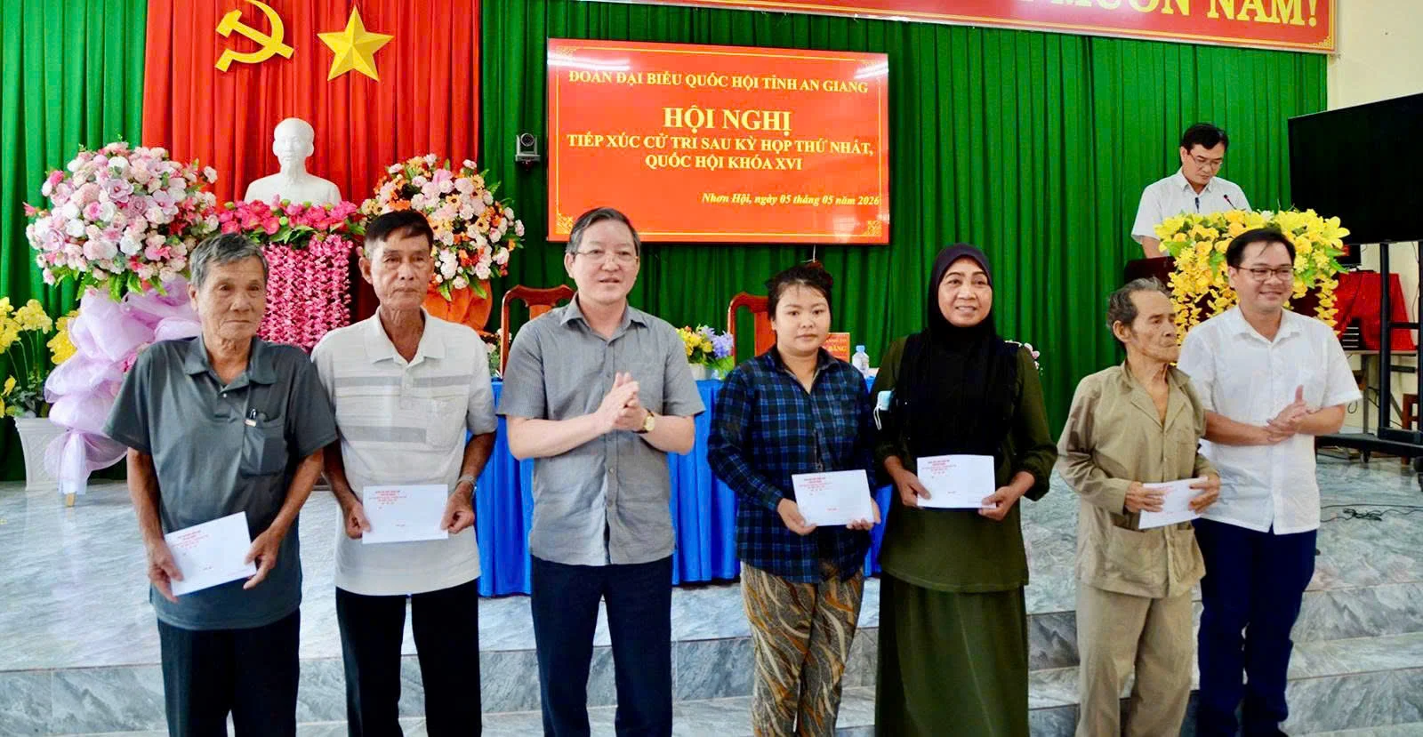 Chủ tịch Hội Nông dân Việt Nam Lương Quốc Đoàn lắng nghe tâm tư, ý kiến của cử tri xã biên giới Nhơn Hội, tỉnh An Giang