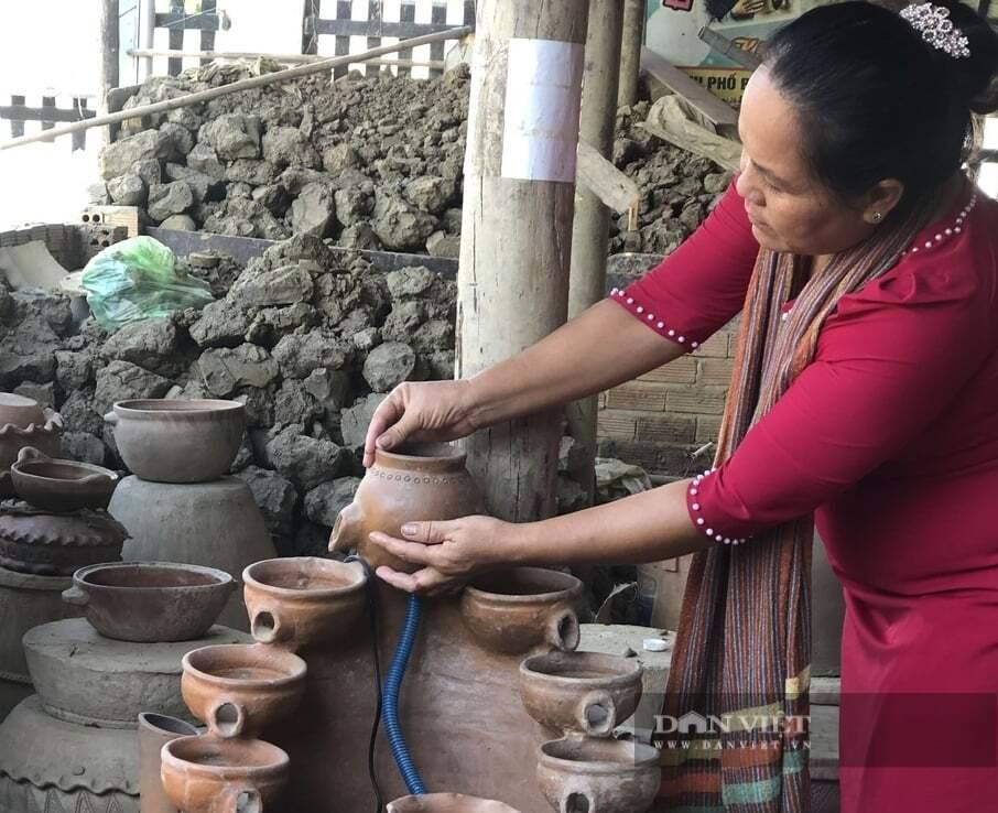 Những người thợ làm gốm ở một ngôi làng của tỉnh Khánh Hòa mỗi ngày phải đi giật lùi... 10km để làm gì?