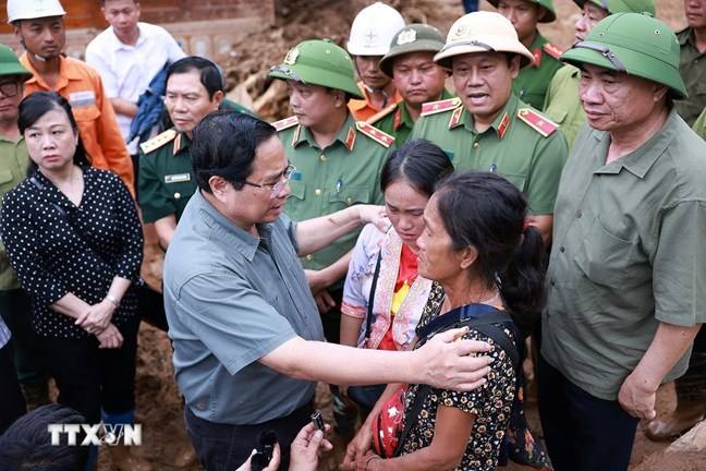 Thủ tướng thăm hỏi người dân và chỉ đạo khắc phục hậu quả mưa lũ tại Điện Biên