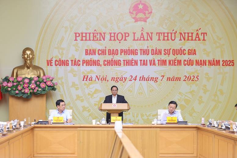 Thủ tướng: Phải bằng mọi cách tiếp cận những nơi bị chia cắt do bão lũ, thiên tai