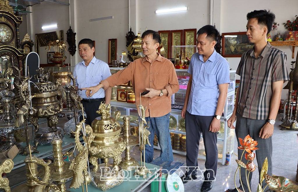 Vùng đất này ở Thái Bình cũ, nay là tỉnh Hưng Yên mới, vốn là một làng cổ, nghề cổ xưa vẫn còn-chạm bạc sáng lòng