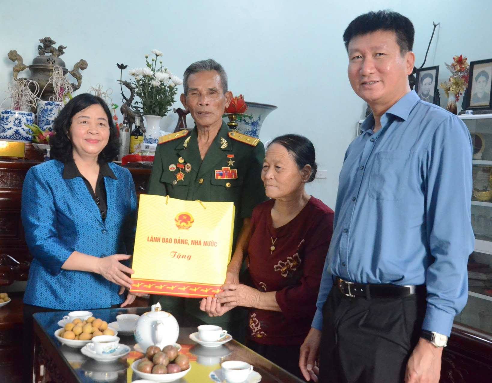 Chủ tịch Ủy ban Trung ương MTTQ Việt Nam Bùi Thị Minh Hoài tri ân gia đình chính sách, tặng quà hộ nghèo ở Ninh Bình