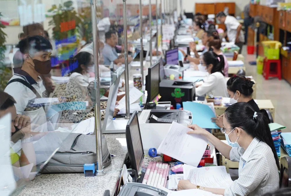 Bộ Chính trị: Tinh giản biên chế và cơ cấu lại đội ngũ cán bộ, công chức, viên chức 