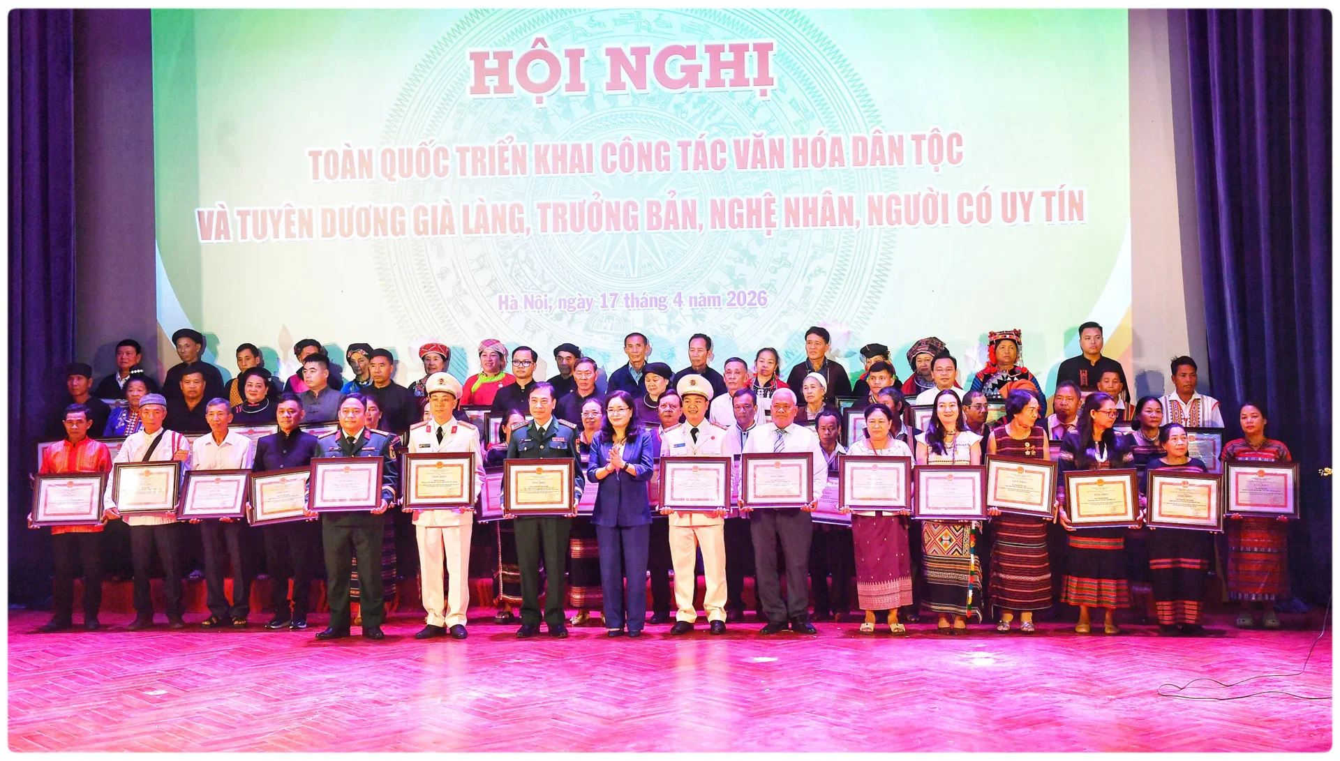 66 già làng, trưởng bản, nghệ nhân, người có uy tín nhận bằng khen của Bộ trưởng Bộ VHTTDL