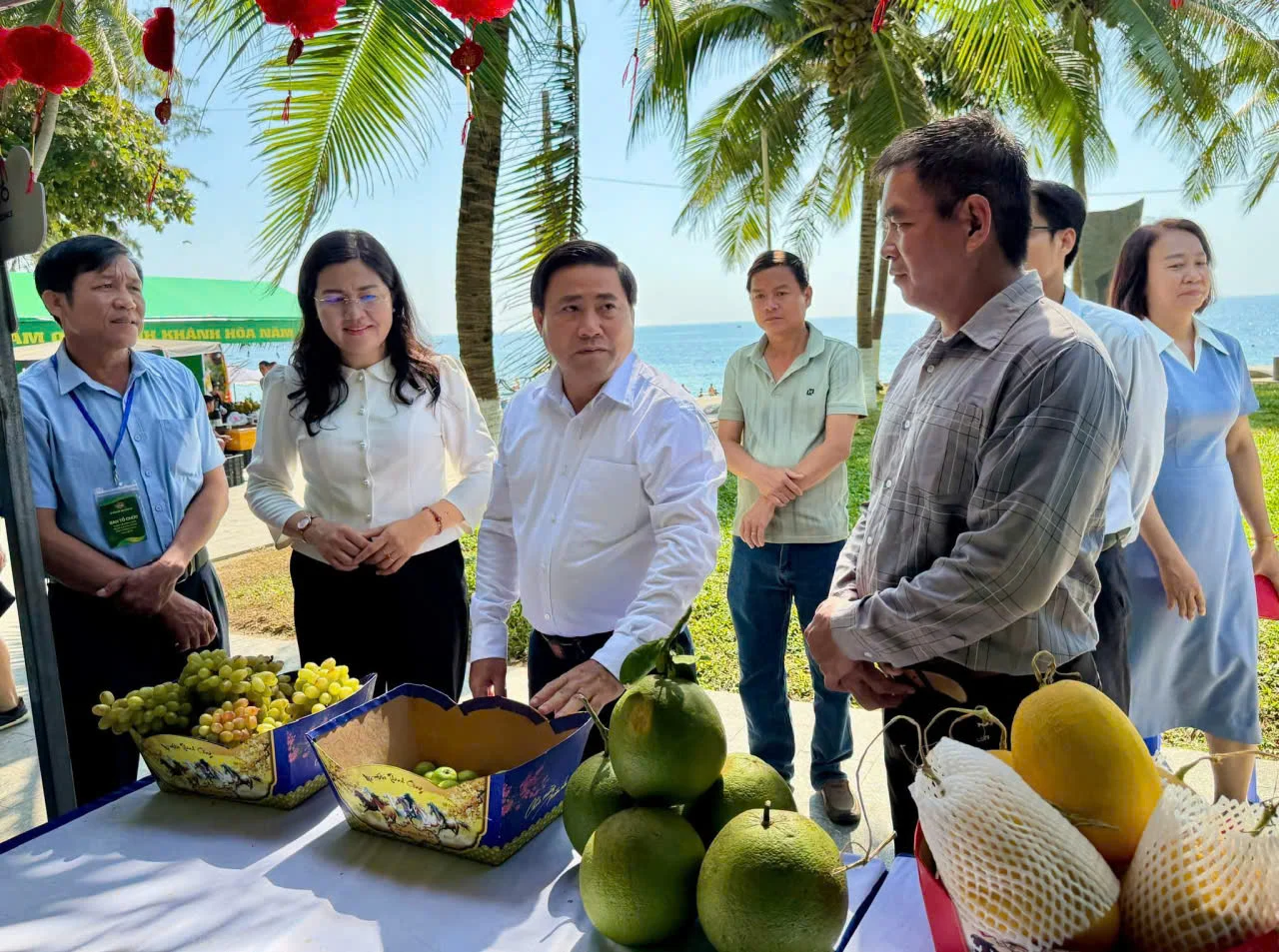 Nhiều sản phẩm OCOP tiêu thụ mạnh, Hội Nông dân Khánh Hòa trao chứng nhận cho các gian hàng 