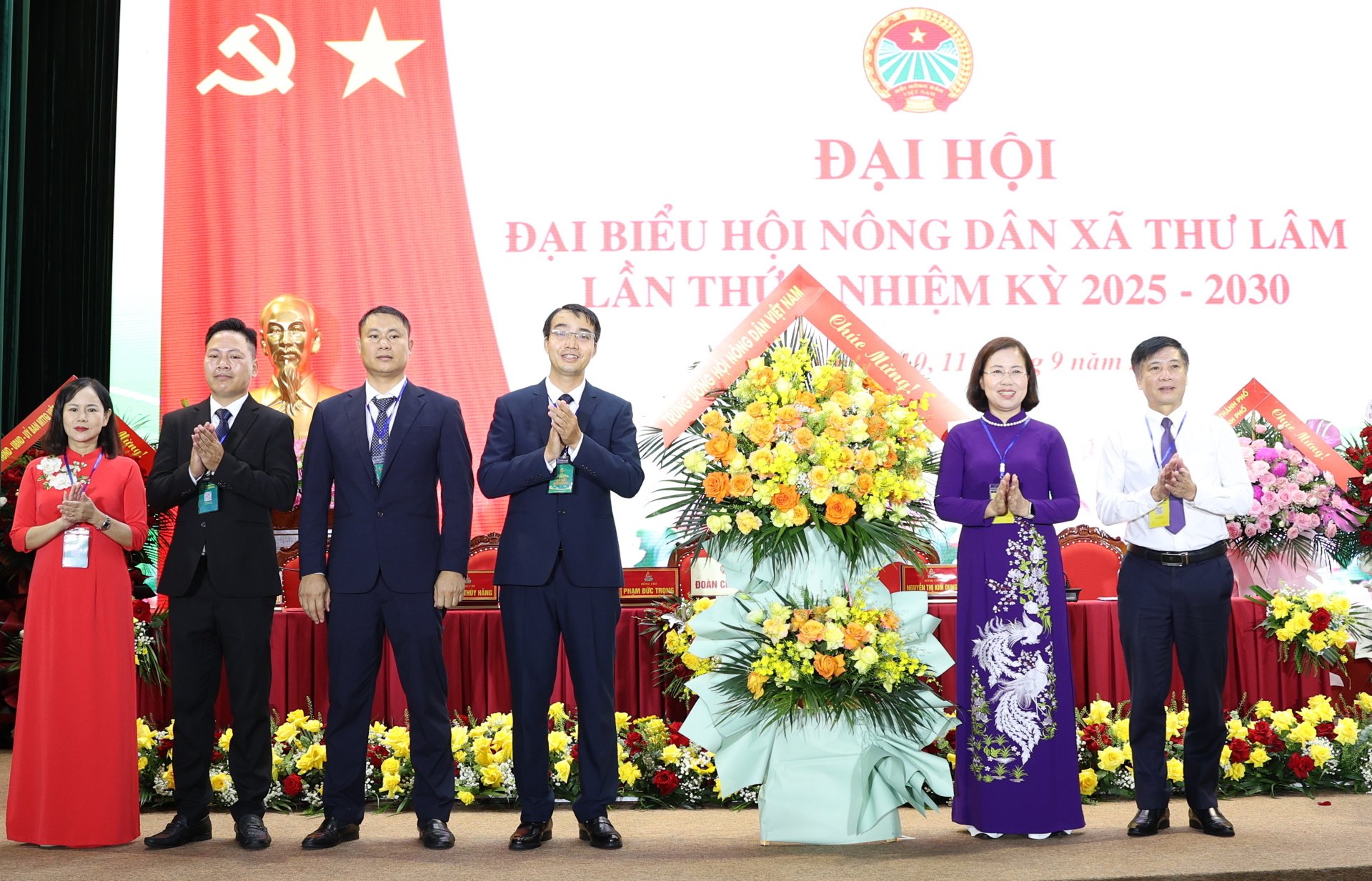 Phó Chủ tịch Trung ương Hội Nông dân Việt Nam Bùi Thị Thơm dự Đại hội điểm Hội Nông dân xã Thư Lâm, TP Hà Nội
