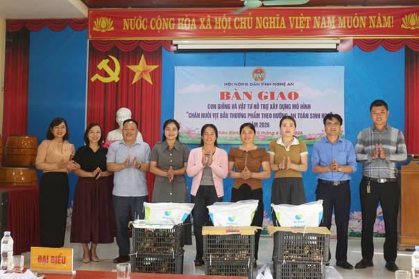 Hội ND Nghệ An bàn giao con giống, vật tư chăn nuôi vịt bầu theo hướng an toàn sinh học