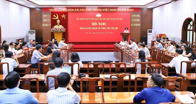 Ban Thường trực Uỷ ban Trung ương MTTQ Việt Nam trao quyết định nghỉ hưu theo Nghị định 178 cho 16 cán bộ 