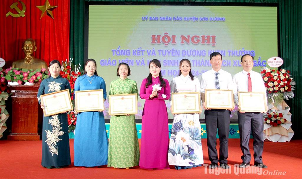 Sơn Dương tuyên dương 348 giáo viên, học sinh có thành tích xuất sắc năm học 2024-2025