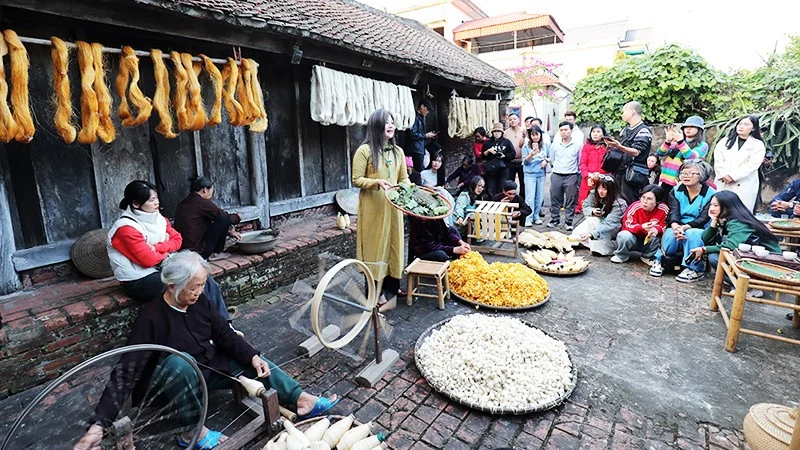 Làng cổ Thái Bình trước đây, nay thuộc tỉnh Hưng Yên, trăm năm vẫn giữ nghề dệt thứ "vải" gì mà người ta đang đến xem? 
