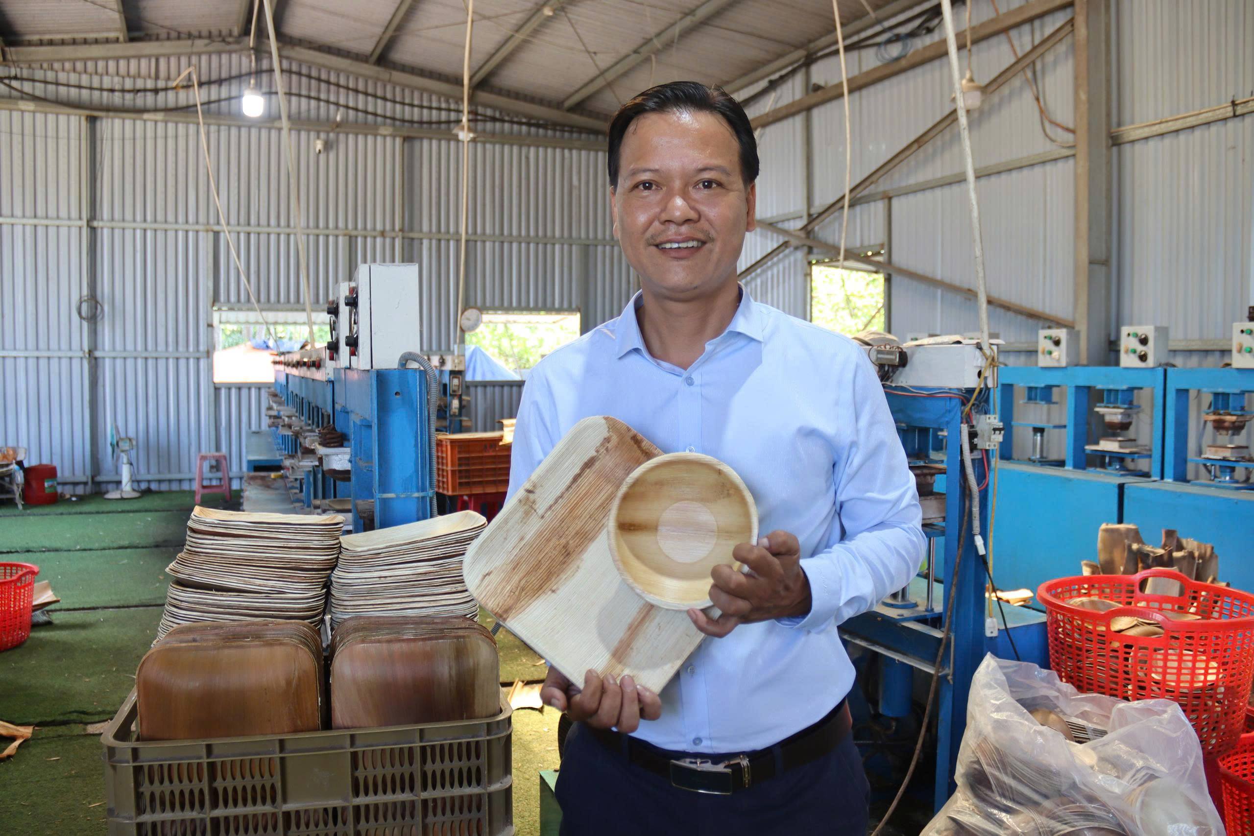Anh Nguyễn Văn Tuyến và hành trình hồi sinh mo cau thành chén dĩa thân thiện môi trường