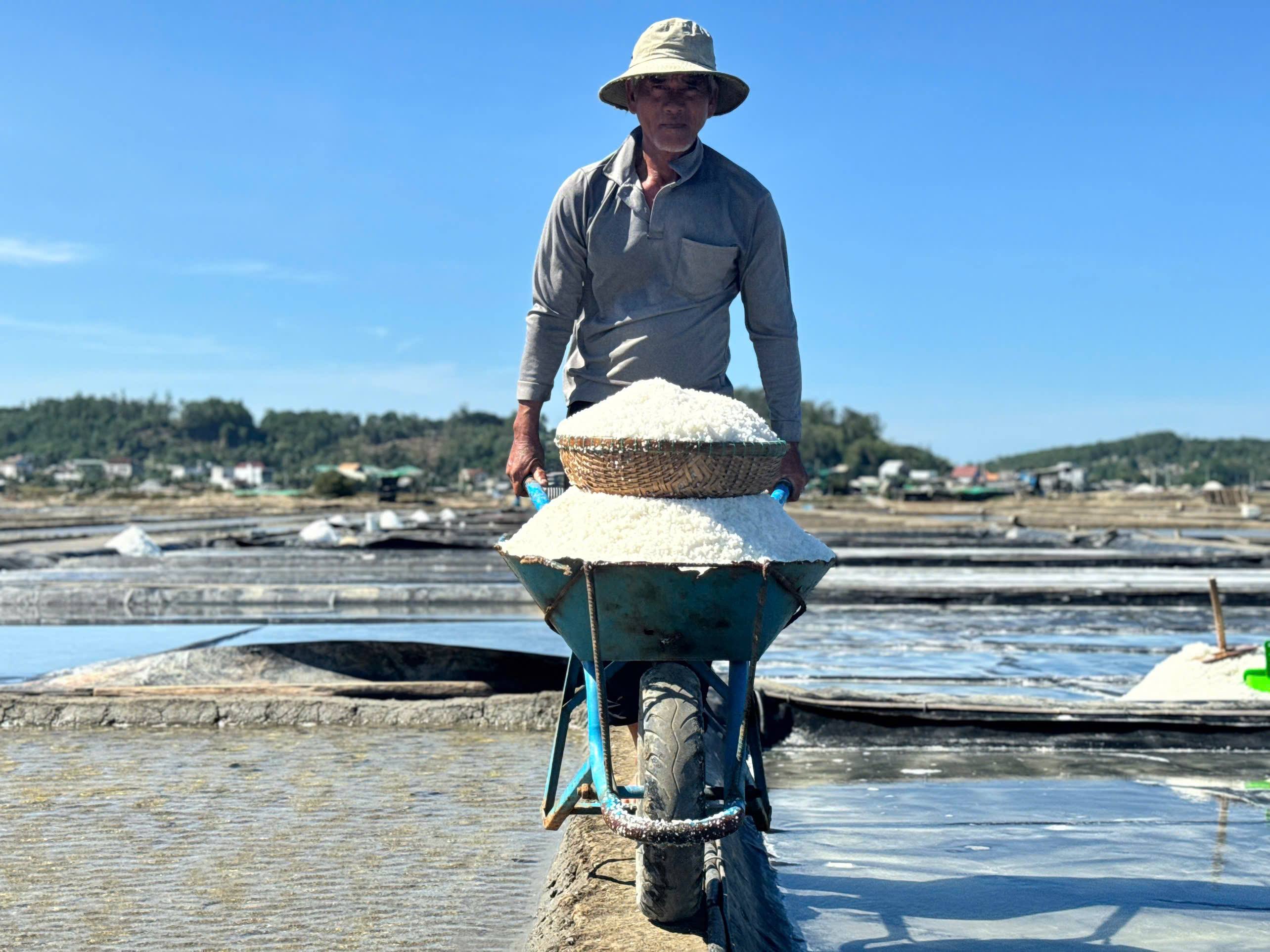 Giá muối Sa Huỳnh tăng: Diêm dân thu lãi đậm  