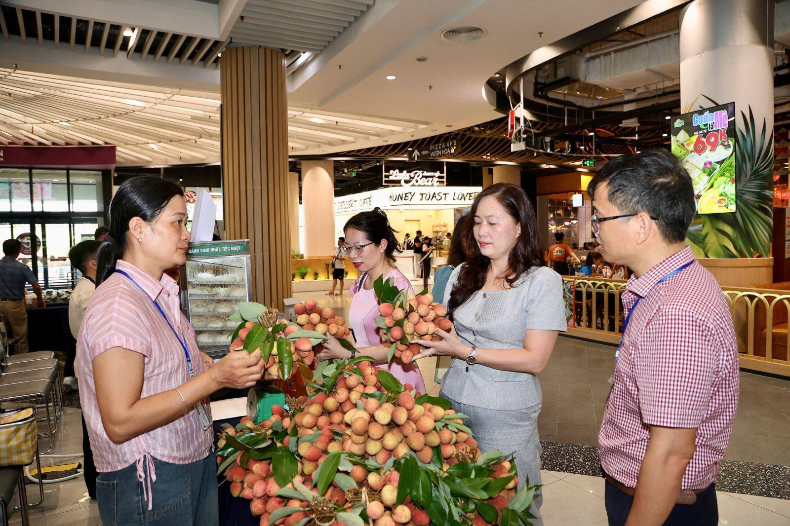 Lan tỏa giá trị nông sản địa phương qua Tuần hàng OCOP Hải Phòng