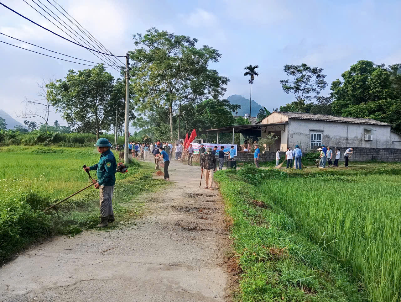 Xã Phú Khê ra quân thu gom rác thải giữ gìn vệ sinh môi trường sáng – xanh – sạch – đẹp
