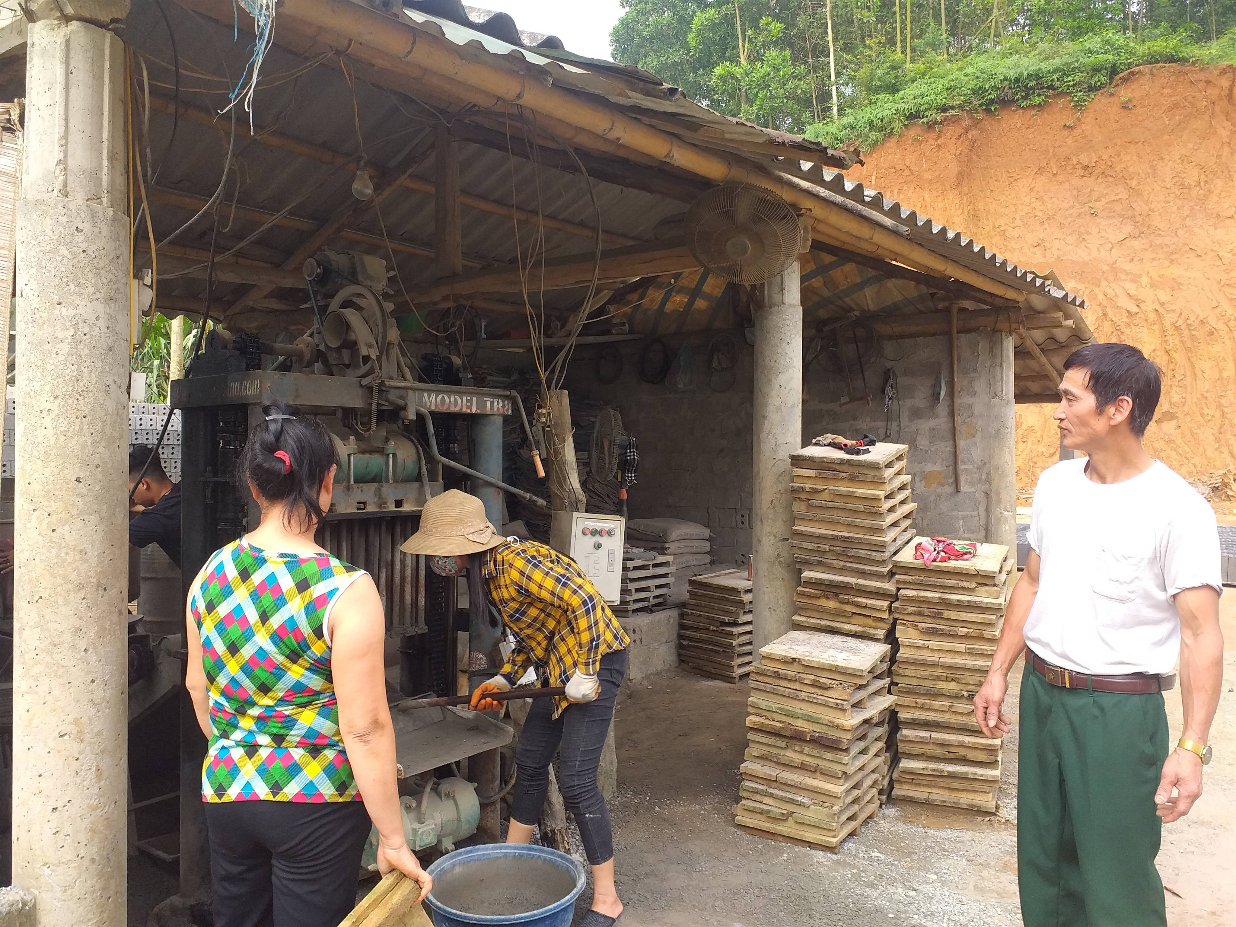 Người nông dân làm giàu từ mô hình sản xuất gạch bê tông không nung.