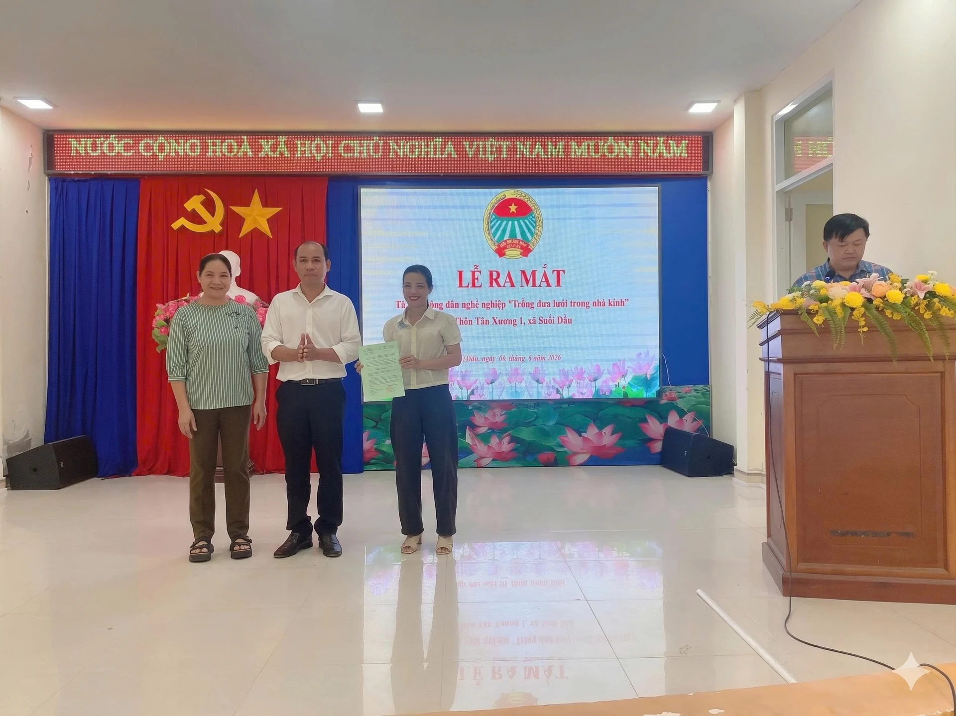 Hội Nông dân xã Suối Dầu: Ra mắt Tổ hội nông dân nghề nghiệp trồng dưa lưới trong nhà kính với 5 thành viên 
