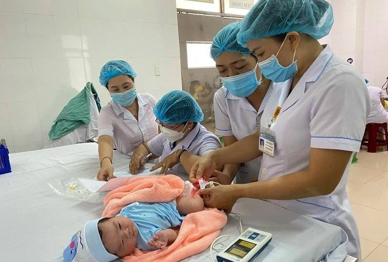 Gần 25.000 nữ hộ sinh đóng góp thầm lặng trong chăm sóc sức khỏe bà mẹ, trẻ sơ sinh