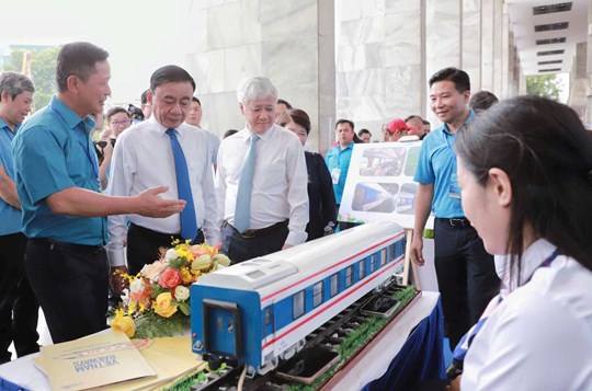 Khích lệ, khen thưởng xứng đáng cho người lao động có nhiều sáng tạo, cống hiến, đóng góp cho doanh nghiệp, xã hội và đất nước
