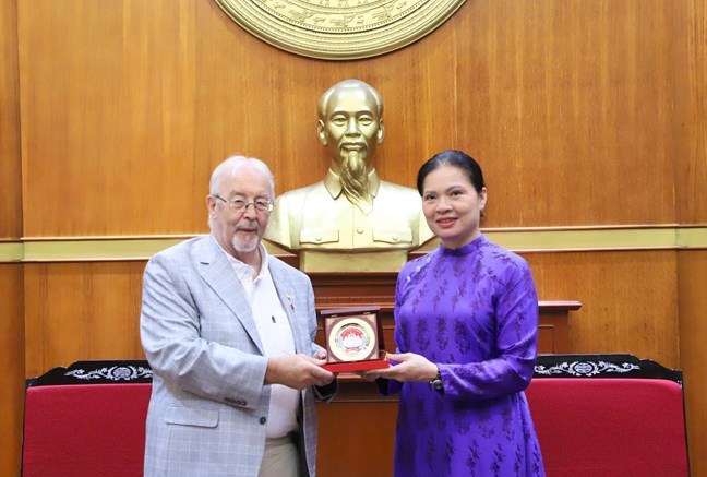 Phó Chủ tịch Hà Thị Nga tiếp Bí thư Đảng Cộng sản Anh Robert Griffiths