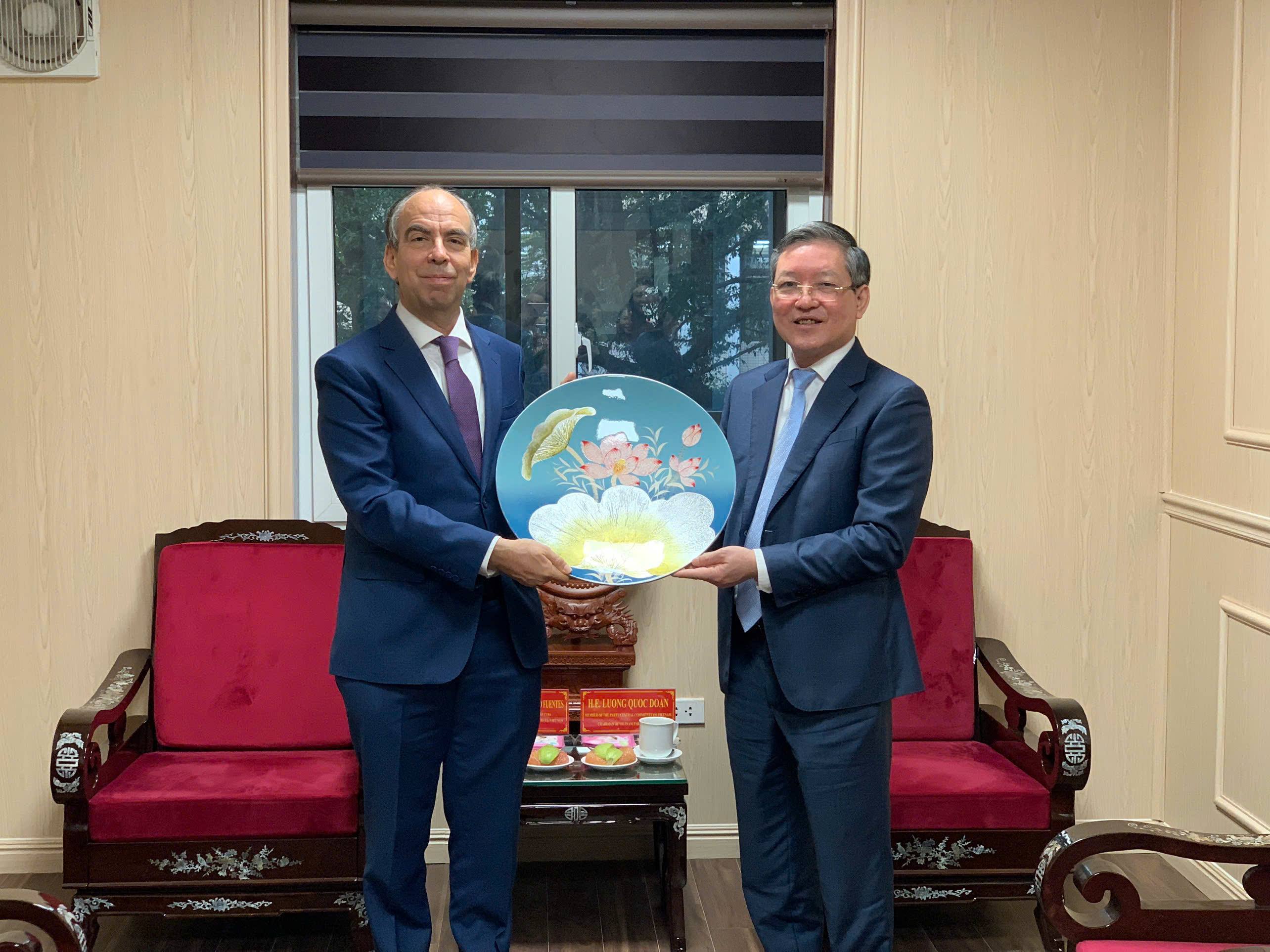 Vietnam Farmers’ Union Chairman Luong Quoc Doan receives a courtesy visit from the Extraordinary and Plenipotentiary Ambassador of the Republic of Cuba