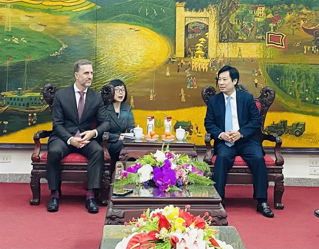 Vice-Chairman of VNFU Executive Committee Nguyen Xuan Dinh worked with the United Nations Population Fund (UNFPA) delegation