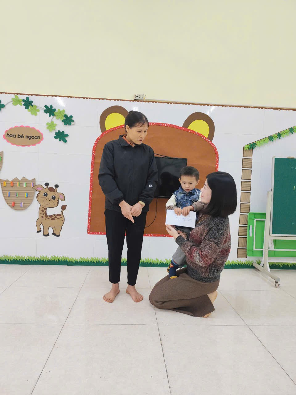 Thực hiện Công văn số 28/PGD&ĐT-QLVC ngày 08/01/2025 của Phòng GD&ĐT về việc thực hiện cuộc vận động phong trào “ Một ngày vì học sinh thân yêu”, phong trào “Chiều thứ Sáu Xanh – Sạch – Đẹp”.